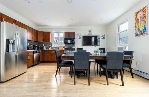 Jamaica Hills Apartment | Modern NYC Escape – Walk to Subway, 15 Mins to JFK/LGA, 30 Mins to Manhattan!