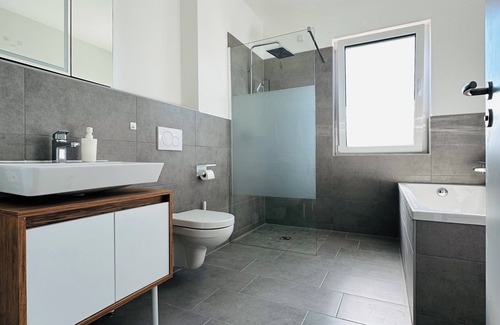 Neuenhagen bei Berlin House | Modern oasis of peace on the outskirts of Berlin with terrace and garden
