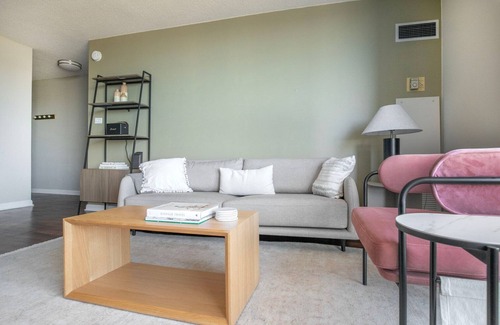 Oak Park Apartment | Modern Oak Park 1BR w/ Lounge & Rooftop, 3 blocks to L, by Blueground