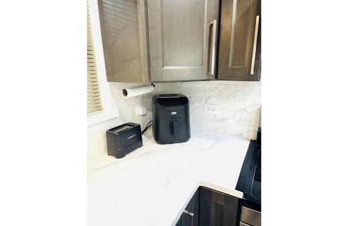 Oak Park Apartment | Modern Oak Park Getaway 3BR 2BA with Yard, 20 mins to Chicago Loop, near Train
