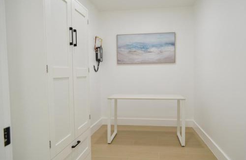 Pinewood Park House | Modern Oasis 4 bedroom 2 bathroom- Sleeps 12