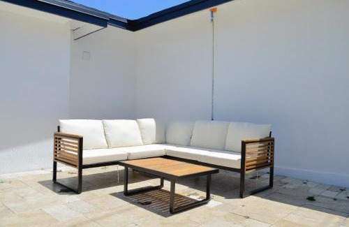 Pinewood Park House | Modern Oasis 4 bedroom 2 bathroom- Sleeps 12