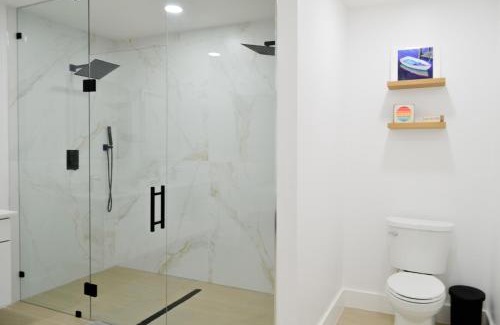 Pinewood Park House | Modern Oasis 4 bedroom 2 bathroom- Sleeps 12