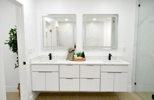 Pinewood Park House | Modern Oasis 4 bedroom 2 bathroom- Sleeps 12