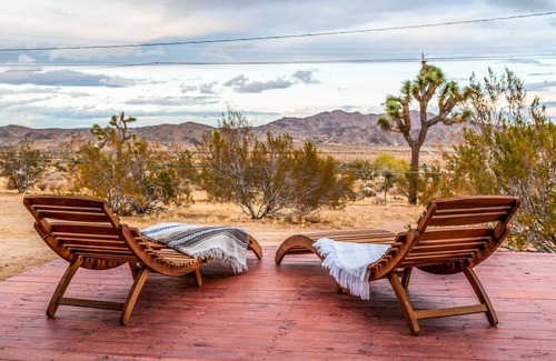 Joshua Tree House | Modern Oasis. Close to National Park, Views, FirePit, Family & Pet Friendly