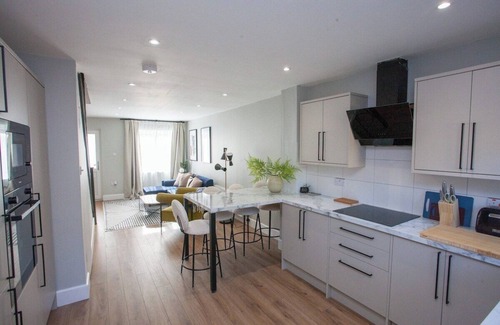 Glasgow House | Modern Oasis in Prime Location