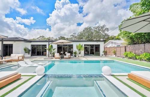 Highland Lakes House | Modern Oasis Miami - luxury rental home close to airports, beaches & shopping.
