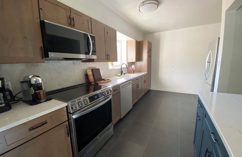 Palo Verde House | Modern Oasis: New Kitchen, Rooftop Deck, Exec Office, Pet-Friendly, Large Yard
