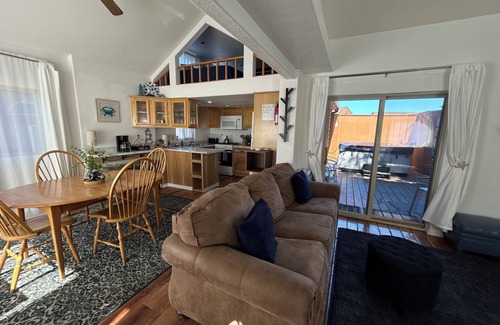 Smith River Cabin | Modern Ocean Cabin 27 Stylish Kitchen & Jacuzzi & Private Beach (Private Beach Owned by White Rock Resort)