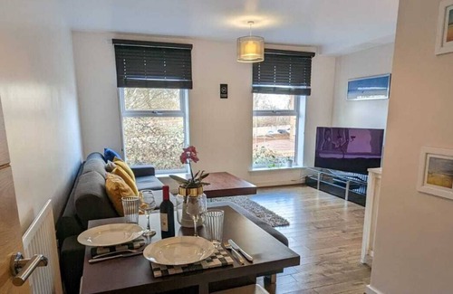 Mortlake Apartment | Modern one bed 1st floor flat near River Thames