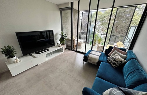 Waterloo Apartment | Modern one-bedroom apartment in Sydney - 20 minutes from Bondi Beach!