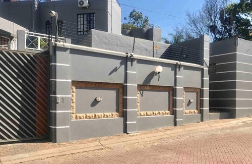 Sandown House | Modern One Bedroom Apartment in Heart of Sandton