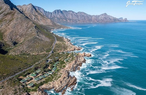 Pringle Bay Apartment | Modern one bedroom ground floor apartment close to the beach