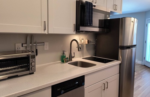 Warren Condo | Modern Open-Concept Retreat w/Luxe King Bed Minutes2Sugarbush & Fido Stays Free!