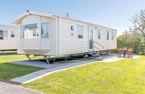 Wiseman's Bridge House | Modern open plan caravan with one double with en suite W.