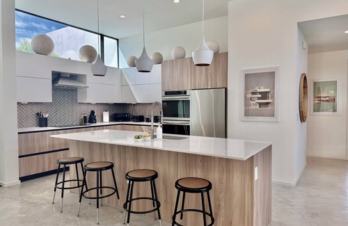 Tropic Palms House | MODERN PALMS — Saltwater Pool, Gym, BBQ Grill, Yoga Area, Board Games