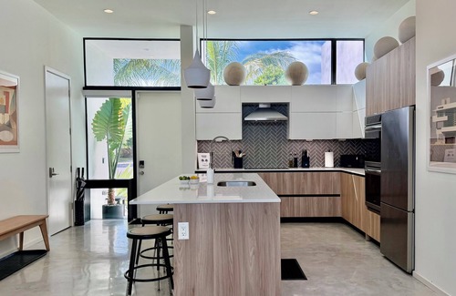 Tropic Palms House | MODERN PALMS — Saltwater Pool, Gym, BBQ Grill, Yoga Area, Board Games