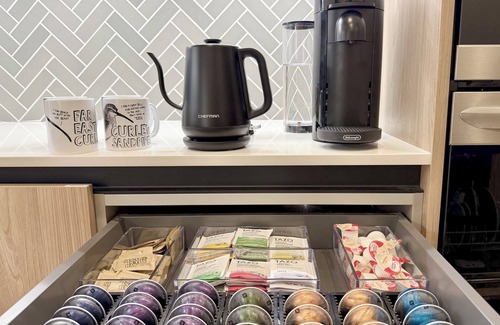 Tropic Palms House | MODERN PALMS — Saltwater Pool, Gym, BBQ Grill, Yoga Area, Board Games