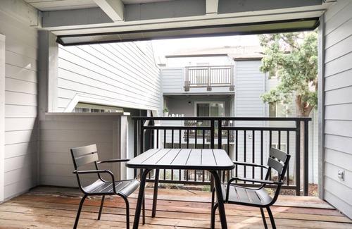 Midtown Apartment | Modern Palo Alto 1BR w/Gym, Pool & W/D, nr Stanford, by Blueground