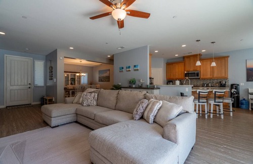 El Cajon House | Modern Paradise of East County-4BR-Jacuzzi