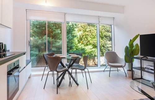 Syon Apartment | Modern Park-View Apartment | Near Kew Gardens, Chiswick & Brentford Stadium