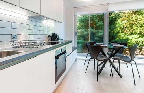 Syon Apartment | Modern Park-View Apartment | Near Kew Gardens, Chiswick & Brentford Stadium