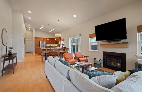 Southern Crossing House | Modern & Peaceful, Walk to Old Mill, New and Lovely, AC