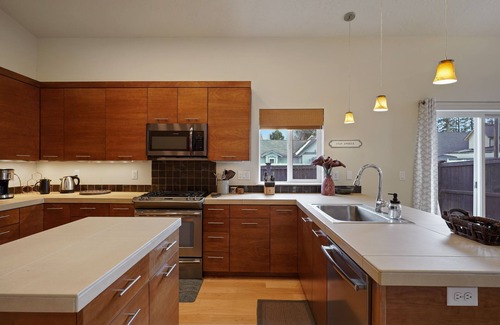 Southern Crossing House | Modern & Peaceful, Walk to Old Mill, New and Lovely, AC