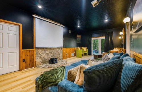 Massanutten House | Modern Peaks Hot Tub Sauna GameTheatre Room