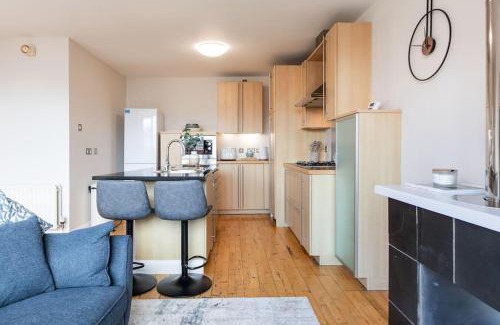 Belfast Central District Apartment | Modern Penthouse Apartment 2 Bed, 2 Bath Sleeps 6 City Centre