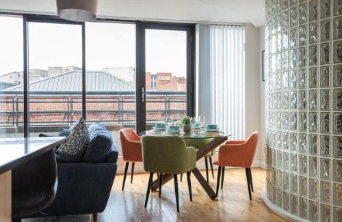 Belfast Central District Apartment | Modern Penthouse Apartment 2 Bed, 2 Bath Sleeps 6 City Centre