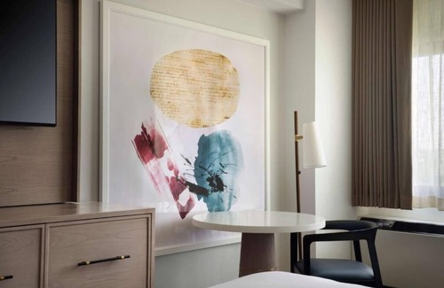 White Plains Hotel | Modern Pet-Friendly Two Queen Room Close to NYC Day Trips
