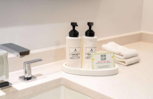 White Plains Hotel | Modern Pet-Friendly Two Queen Room Close to NYC Day Trips