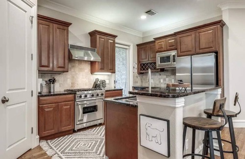 Knox - Henderson House | Modern & Pet-friendly Haven by Downtown Dallas & Greenville!