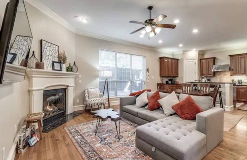 Knox - Henderson House | Modern & Pet-friendly Haven by Downtown Dallas & Greenville!