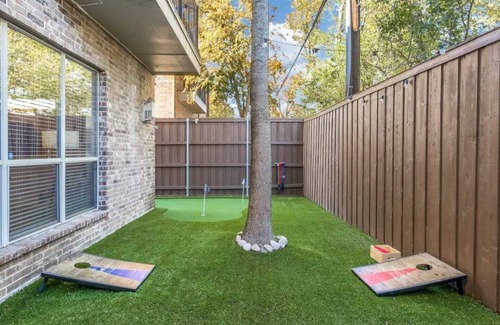 Knox - Henderson House | Modern & Pet-friendly Haven by Downtown Dallas & Greenville!
