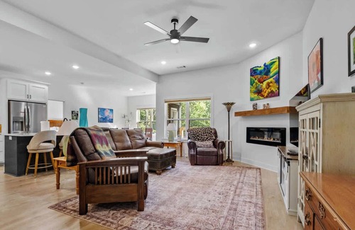 Bella Vista House | Modern Pet-Friendly Home in Bella Vista