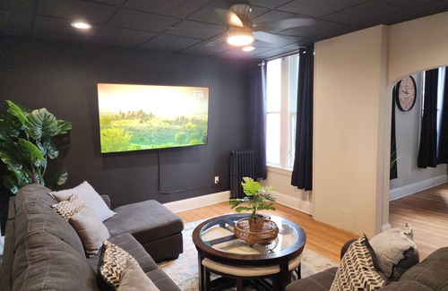 Morton House | Modern Philly Suburb Townhouse - Easy City Access & Close to the AIrport