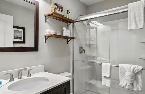 Pigeon Forge House | Modern Pigeon Forge Gem Near Dollywood, Gatlinburg & Smokies - 2 Mins to Pkwy & Strip, Hot Tub, Fire Pit, Cable, Hi-Speed WiFi