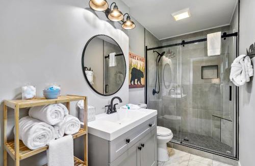 Pigeon Forge House | Modern Pigeon Forge Gem Near Dollywood, Gatlinburg & Smokies - 2 Mins to Pkwy & Strip, Hot Tub, Fire Pit, Cable, Hi-Speed WiFi
