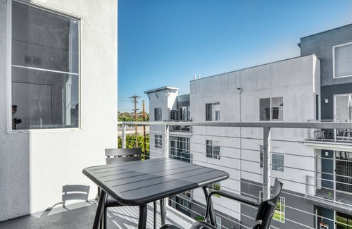 Los Angeles Apartment | Modern Playa Vista 2BR w/W/D, Pool & Gym, nr 405, by Blueground