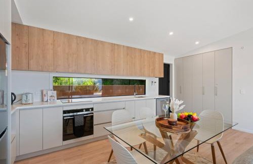 Fernhill House | Modern, Plush & Picturesque - Wynyard Top