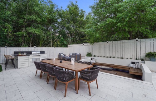Thunderbolt House | Modern Poolside Retreat: Ultimate blend of comfort, luxury, and location