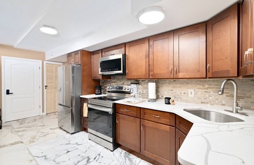 Elizabeth House | Modern & Private Elizabeth Retreat Near New York!