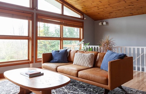Clearview Ski Chalet | Modern Private Family-Friendly Chalet Near Walking Trails - Monthly Available
