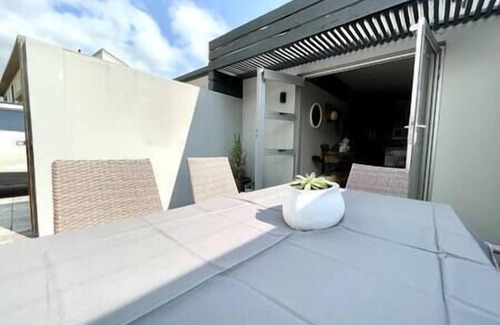 Die Boord House | Modern Private Flat, Aircon, Secure Parking