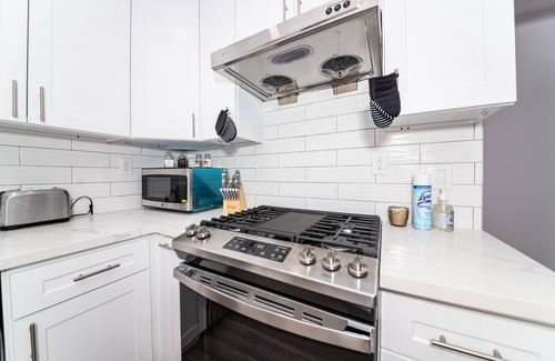 Van Nuys House | Modern & Private Los Angeles Gem | Family Friendly