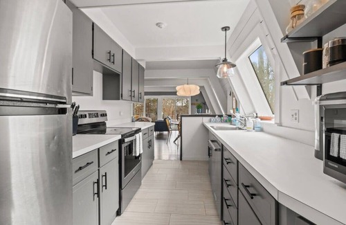 Forestdale House | Modern & Private Retreat, Walk To Snake Pond