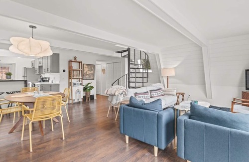 Forestdale House | Modern & Private Retreat, Walk To Snake Pond