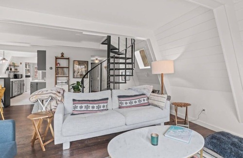 Forestdale House | Modern & Private Retreat, Walk To Snake Pond